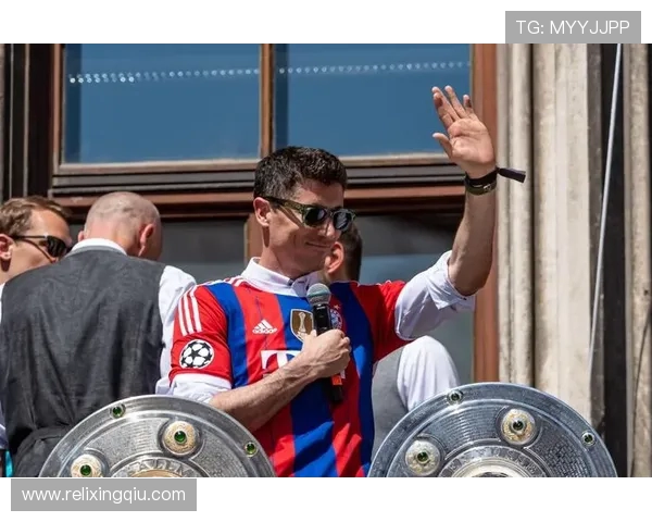 莱万背叛旧主加盟对手拜仁球迷怒斥其忘恩负义行为